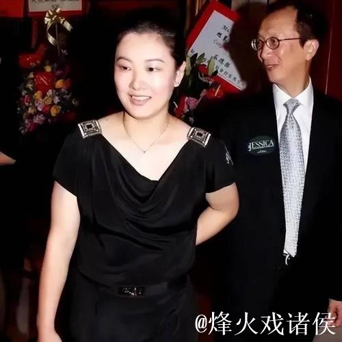 恩爱23年难敌残酷现实，73岁梁锦松明显衰老，47岁伏明霞依旧嫩如少女